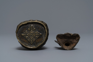 Cinq objets votives bouddhistes en bronze, Tibet et N&eacute;pal, 18/19&egrave;me