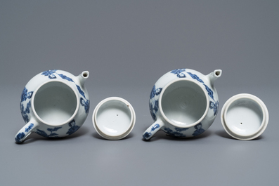 Een paar Chinese blauw-witte theepotten met 'Lange Lijzen', 'Qing Yu Tang Zhi' merk, Kangxi