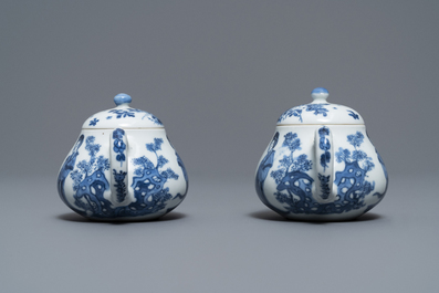 Een paar Chinese blauw-witte theepotten met 'Lange Lijzen', 'Qing Yu Tang Zhi' merk, Kangxi