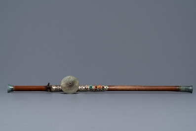 Een Chinese bamboe opiumpijp met jade en half-edelstenen bezet, 19e eeuw