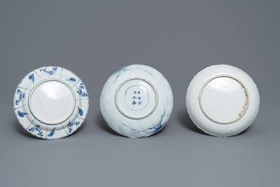 Trois assiettes en porcelaine de Chine bleu et blanc de type kraak, Wanli