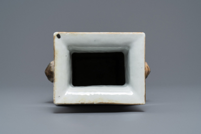 Un vase de forme rectangulaire en porcelaine de Chine qianjiang cai, 19/20&egrave;me