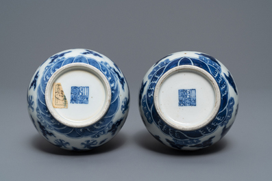Een paar Chinese blauw-witte kalebasvazen met draken, Qianlong merk, 19e eeuw