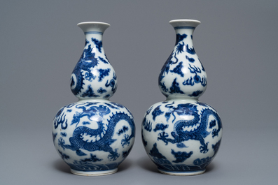 Une paire de vases de forme double gourde en porcelaine de Chine bleu et blanc, marque de Qianlong, 19&egrave;me