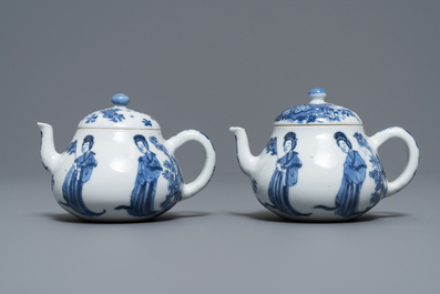 Une paire de th&eacute;i&egrave;res en porcelaine de Chine bleu et blanc, marque 'Qing Yu Tang Zhi', Kangxi