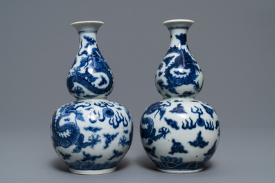 Een paar Chinese blauw-witte kalebasvazen met draken, Qianlong merk, 19e eeuw