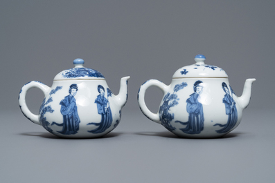 Une paire de th&eacute;i&egrave;res en porcelaine de Chine bleu et blanc, marque 'Qing Yu Tang Zhi', Kangxi