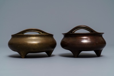 Deux br&ucirc;les-parfum tripods en bronze, marque de Xuande, Chine, 19&egrave;me