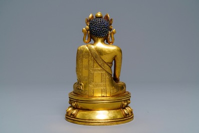 Een Sino-Tibetaanse verguld bronzen figuur van Boeddha Shakyamuni, 17/18e eeuw