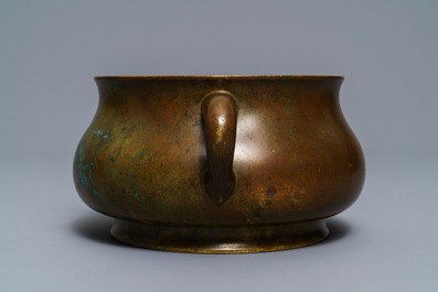 Een grote Chinese bronzen wierookbrander, Xuande merk, 18e eeuw