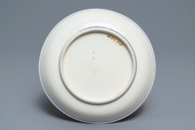 Une assiette en porcelaine de Chine bleu, blanc et rouge de fer, marque de Guangxu, 19/20&egrave;me