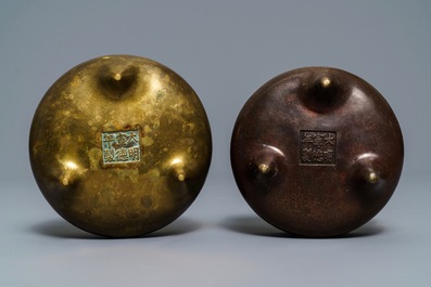 Twee Chinese bronzen wierookbranders op drie poten, Xuande merk, 19e eeuw