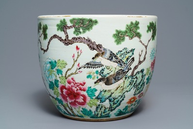Une jardini&egrave;re en porcelaine de Chine famille rose &agrave; d&eacute;cor d'oiseaux parmi fleurs, 19&egrave;me