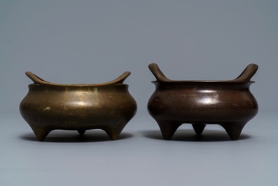 Twee Chinese bronzen wierookbranders op drie poten, Xuande merk, 19e eeuw