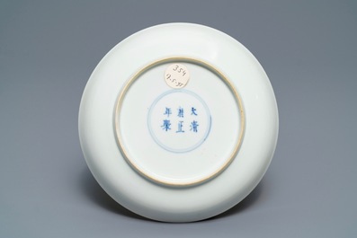 Une coupe en porcelaine de Chine famille rose, marque et &eacute;poque de Yongzheng