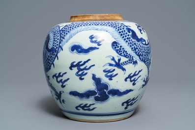 Een Chinese blauw-witte gemberpot met een draak, Kangxi