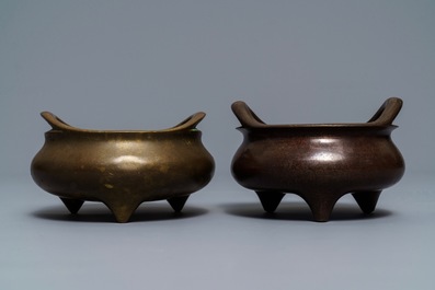 Twee Chinese bronzen wierookbranders op drie poten, Xuande merk, 19e eeuw