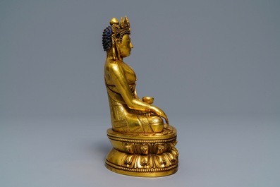 Een Sino-Tibetaanse verguld bronzen figuur van Boeddha Shakyamuni, 17/18e eeuw