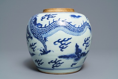 Un pot &agrave; gingembre en porcelaine de Chine bleu et blanc &agrave; d&eacute;cor d'un dragon, Kangxi