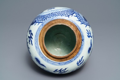 Un pot &agrave; gingembre en porcelaine de Chine bleu et blanc &agrave; d&eacute;cor d'un dragon, Kangxi