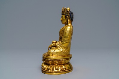 Een Sino-Tibetaanse verguld bronzen figuur van Boeddha Shakyamuni, 17/18e eeuw