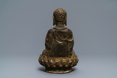 Een Chinese bronzen figuur van Boeddha op een lotustroon, Ming
