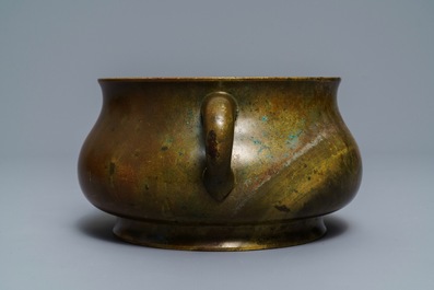 Een grote Chinese bronzen wierookbrander, Xuande merk, 18e eeuw