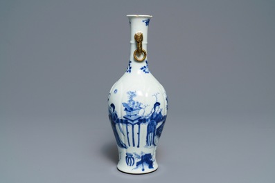 Un vase &agrave; d&eacute;cor de 'Longues Dames' en porcelaine de Chine bleu et blanc, Kangxi