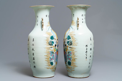 Une paire de vases en porcelaine de Chine famille rose &agrave; d&eacute;cor de musiciennes, 19/20&egrave;me