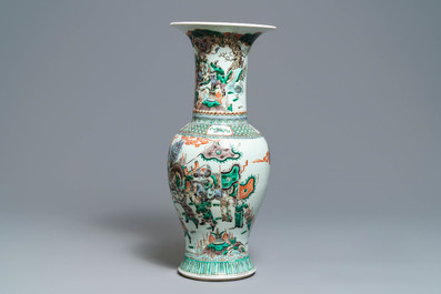 Een Chinese famille verte yenyen vaas met decor van strijders, 19e eeuw