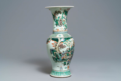 Un vase de forme yenyen en porcelaine de Chine famille verte, 19&egrave;me