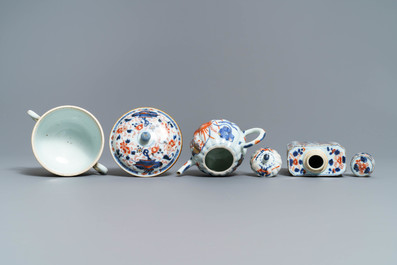 Une collection vari&eacute;e en porcelaine de Chine de style Imari, Kangxi/Yongzheng