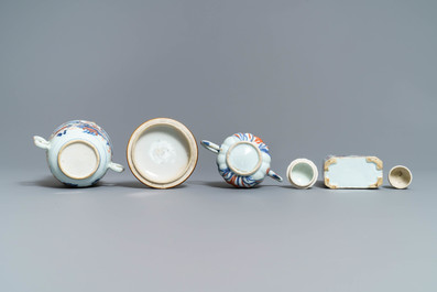 A varied collection of Chinese Imari-style porcelain, Kangxi/Yongzheng