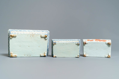 Vijf stukken Chinees ijzerrood gedecoreerd porselein en twee dubbelwandige blauw-witte jardini&egrave;res, 19e eeuw