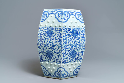 Un tabouret en porcelaine de Chine bleu et blanc, Qianlong/Jiaqing