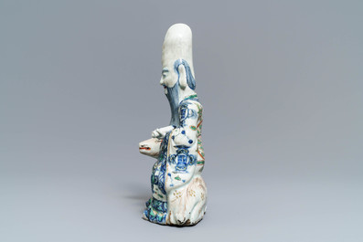 Een zeldzame Chinese wucai figuur van Shoulao gezeten op een hert, Wanli