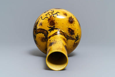Een Chinese flesvormige vaas met een draak op gele fondkleur, Qianlong merk, 19/20e eeuw
