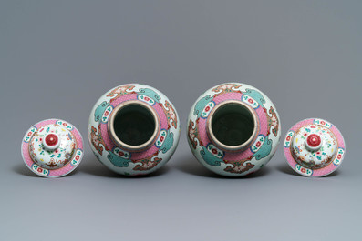 Une paire de vases couverts en porcelaine de Chine famille rose, 18/19&egrave;me