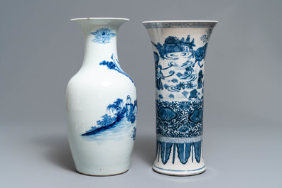 Twee Chinese blauw-witte vazen, 19e eeuw