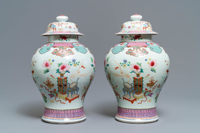 A pair of Chinese famille rose vases and covers with antiquities design, 18/19th C.