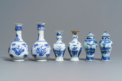 Drie paar Chinese blauw-witte vazen, Kangxi