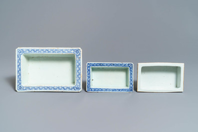 Cinq pi&egrave;ces en porcelaine de Chine rouge de fer et deux jardini&egrave;res en bleu et blanc, 19&egrave;me