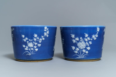 Une paire de jardini&egrave;res en porcelaine de Chine blanc sur bleu, 19&egrave;me