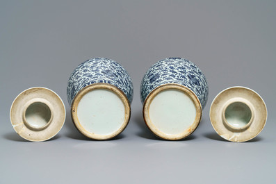 Une paire de vases couverts en porcelaine de Chine bleu et blanc, 19&egrave;me