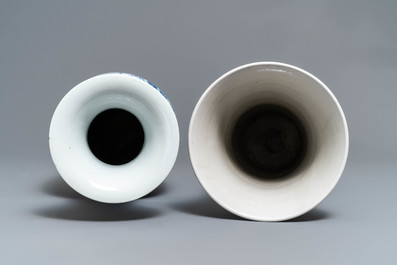 Deux vases en porcelaine de Chine bleu et blanc, 19&egrave;me