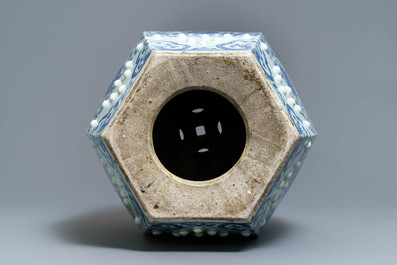 Un tabouret en porcelaine de Chine bleu et blanc, Qianlong/Jiaqing