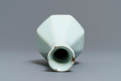 Een wit Delftse octagonale flesvormige vaas, Frankrijk of Nederland,18e eeuw