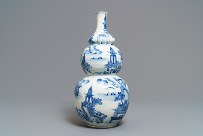 A Chinese blue and white triple gourd vase with circular landscape design, 19th C.