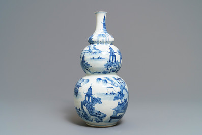 Un vase de forme triple gourde en porcelaine de Chine bleu et blanc, 19&egrave;me