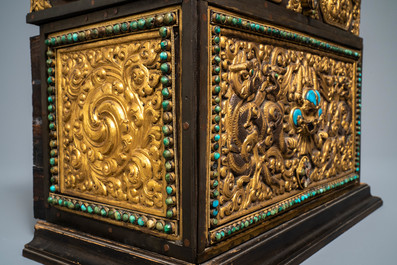 Een verguld bronzen en koperen inklapbare 'tepchog' altaartafel, Tibet, 19e eeuw